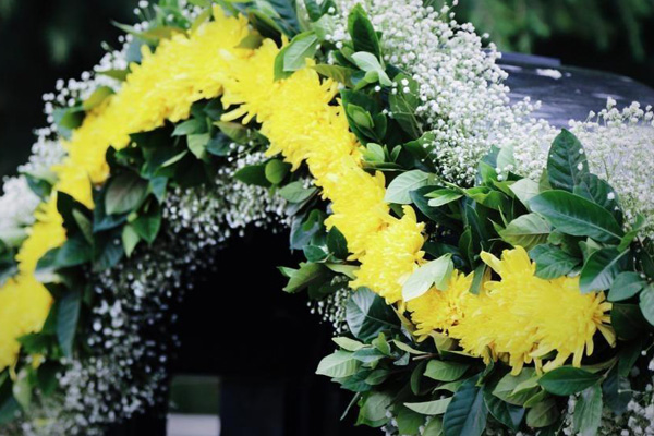 新民公墓墓碑鲜花装饰为亲人的居所营造绚丽花园！